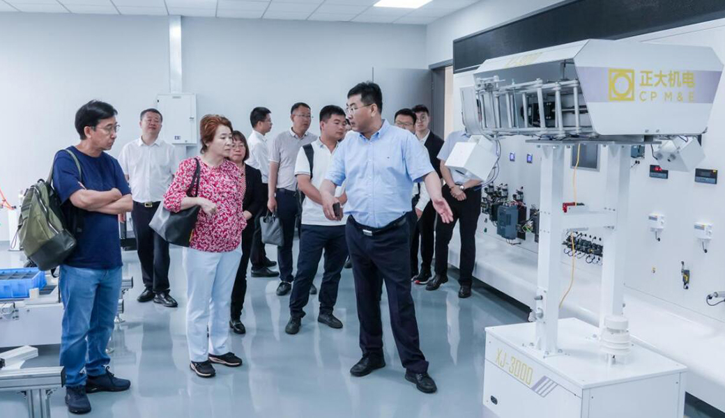 家育種業(yè)科技有限公司董事長毛區(qū)健麗蒞臨正大機電企業(yè)考察交流